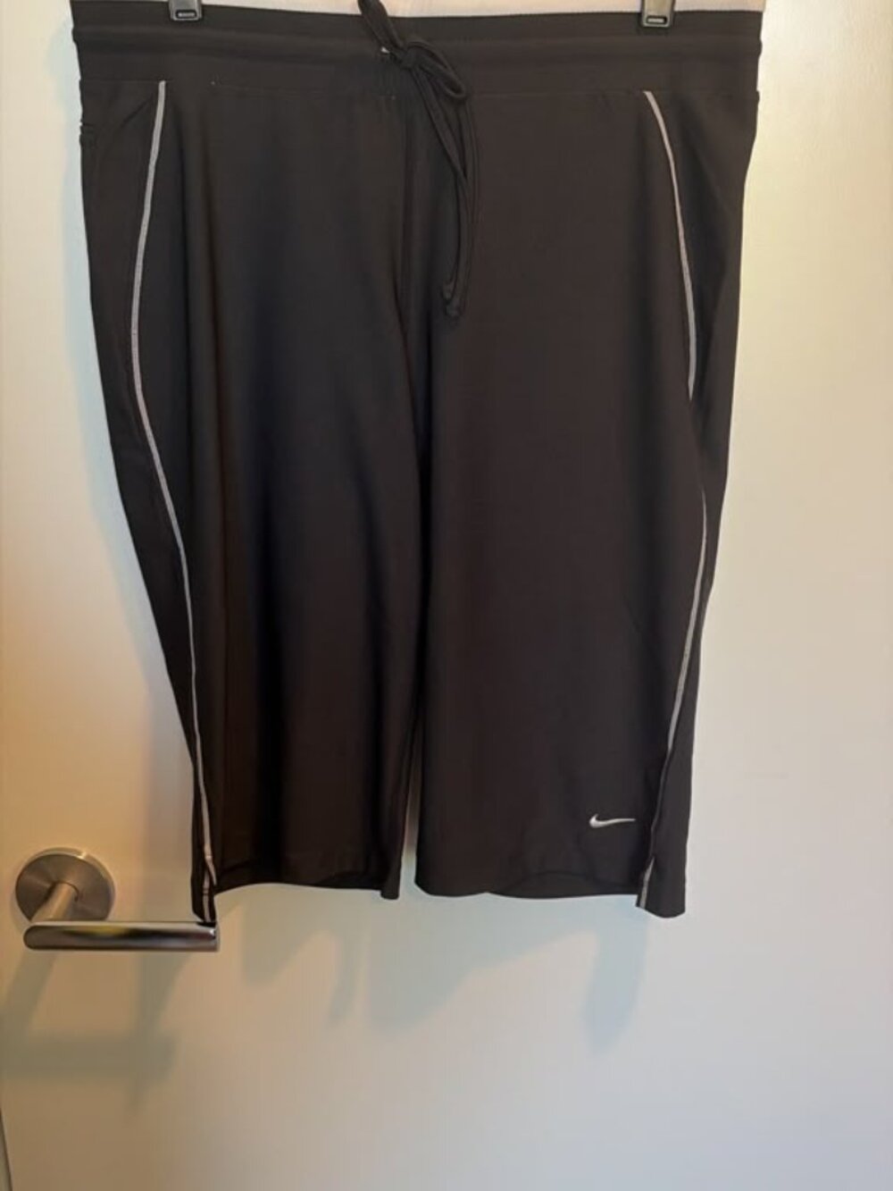 NWT Nike FitDry Black White Piped Knee-Length Training Shorts Women’s Medium